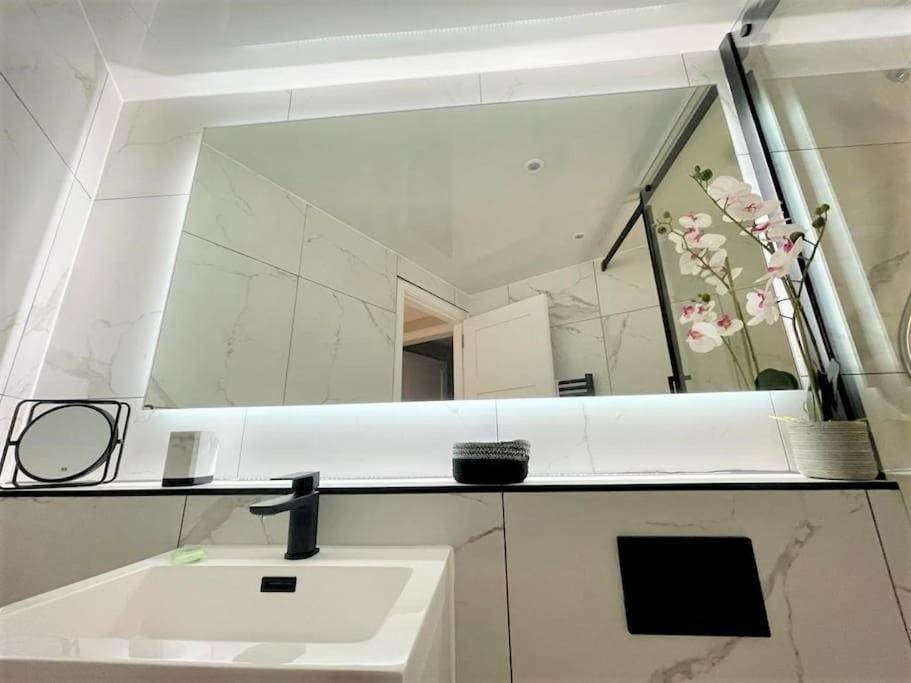 Stylish, Central And Cosy 1Bd Nr Canongate エディンバラ エクステリア 写真